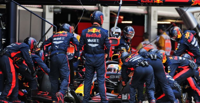 Carro da Red Bull cercado por membros da equipe técnica