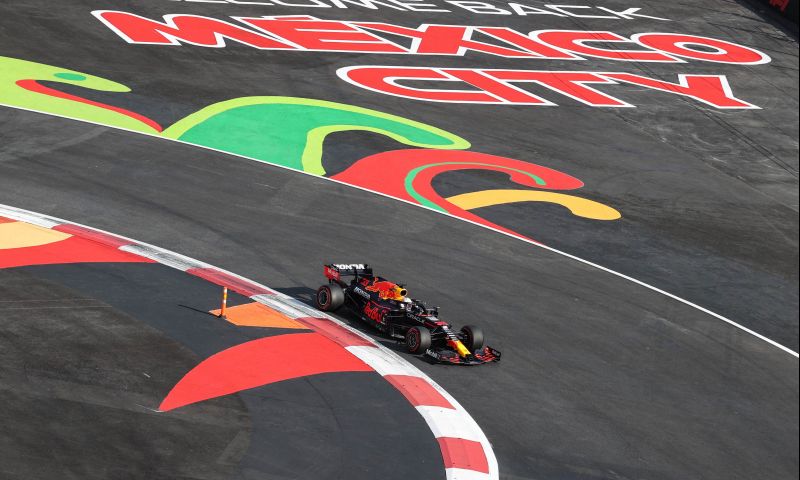 Verstappen persigue a P1 desde el tercer lugar