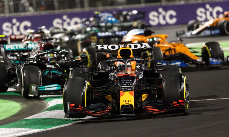 Verstappen vai longe demais com suas ações defensivas?