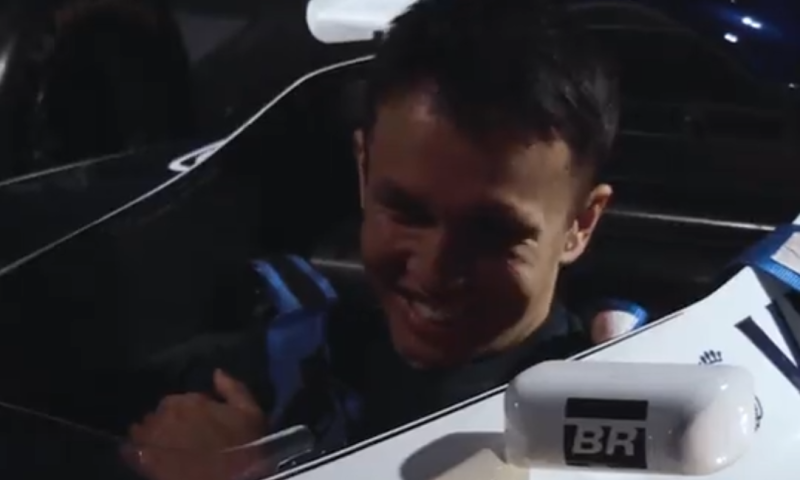 Albon komt vast te zitten in oude F1-wagen Button tijdens verjaardagswens