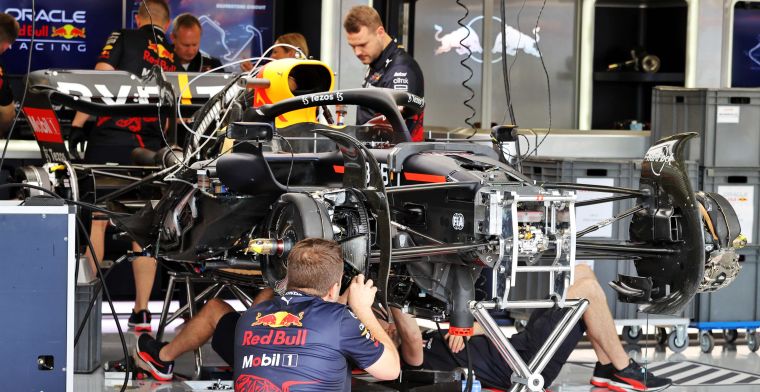 Repairs to Verstappen's RB18 after damage to new floor