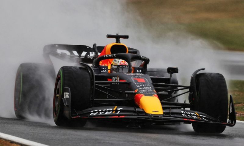Verstappen spins unexpectedly during Q3 at Silverstone