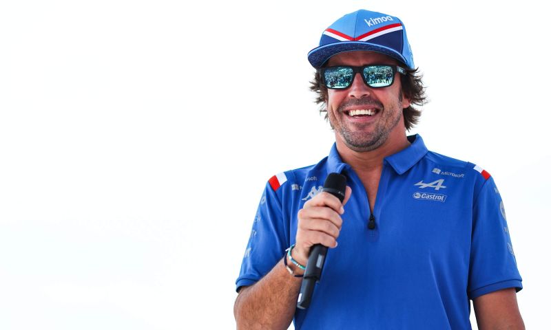 Alonso bruger ferien på at køre racerløb, i modsætning til Alpine-teamchefens forslag
